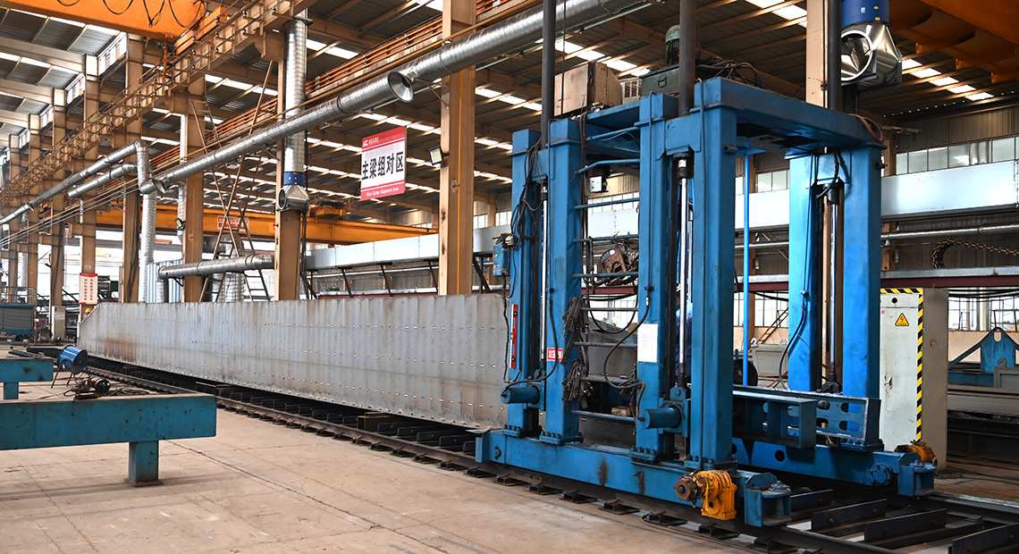 主梁腹板液壓式自動組立機