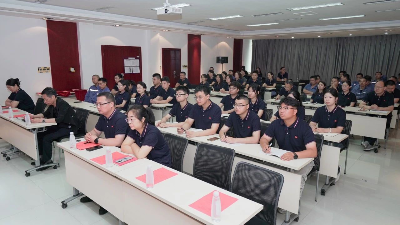 奮戰(zhàn)三十天，全面完成公司關(guān)鍵指標(biāo)｜新科起重召開工作總結(jié)表彰大會(huì)